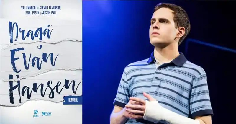 Imagine compusă din două părți: în partea stângă, coperta romanului ‘Dragă Evan Hansen’, scris de Val Emmich, Steven Levenson, Benj Pasek și Justin Paul, având un design simplu cu un fundal alb, texte scrise de mână și un element grafic care simulează hârtia ruptă. În partea dreaptă, un tânăr interpretându-l pe Evan Hansen, îmbrăcat într-un tricou în dungi albastre, cu o expresie melancolică și ghips pe brațul stâng, surprins pe scena unui spectacol sub o lumină albastră intensă.